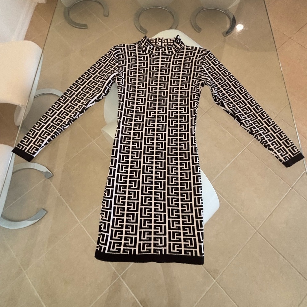 Geometric Black and White Dress Stretch.